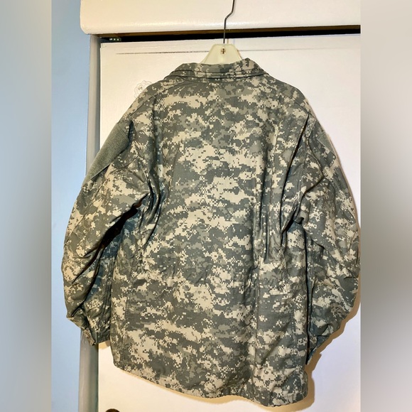 Men’s US Army issue ACU M-65 field jacket. Heavy material, like new. Never worn. - Picture 2 of 7